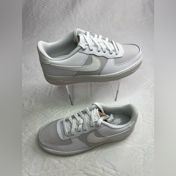 18: Air Force 1 LV8 (GS) White Size 7Y - Picture 2 of 10